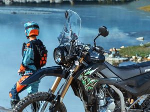 【海外新车】Kawasaki“KLX300 XPL ABS”美国发表！5.1吋圆形LED头灯×高风镜×护弓与后货架×292cc单缸26.8hp×全系列导入前轮ABS与手机连动仪表