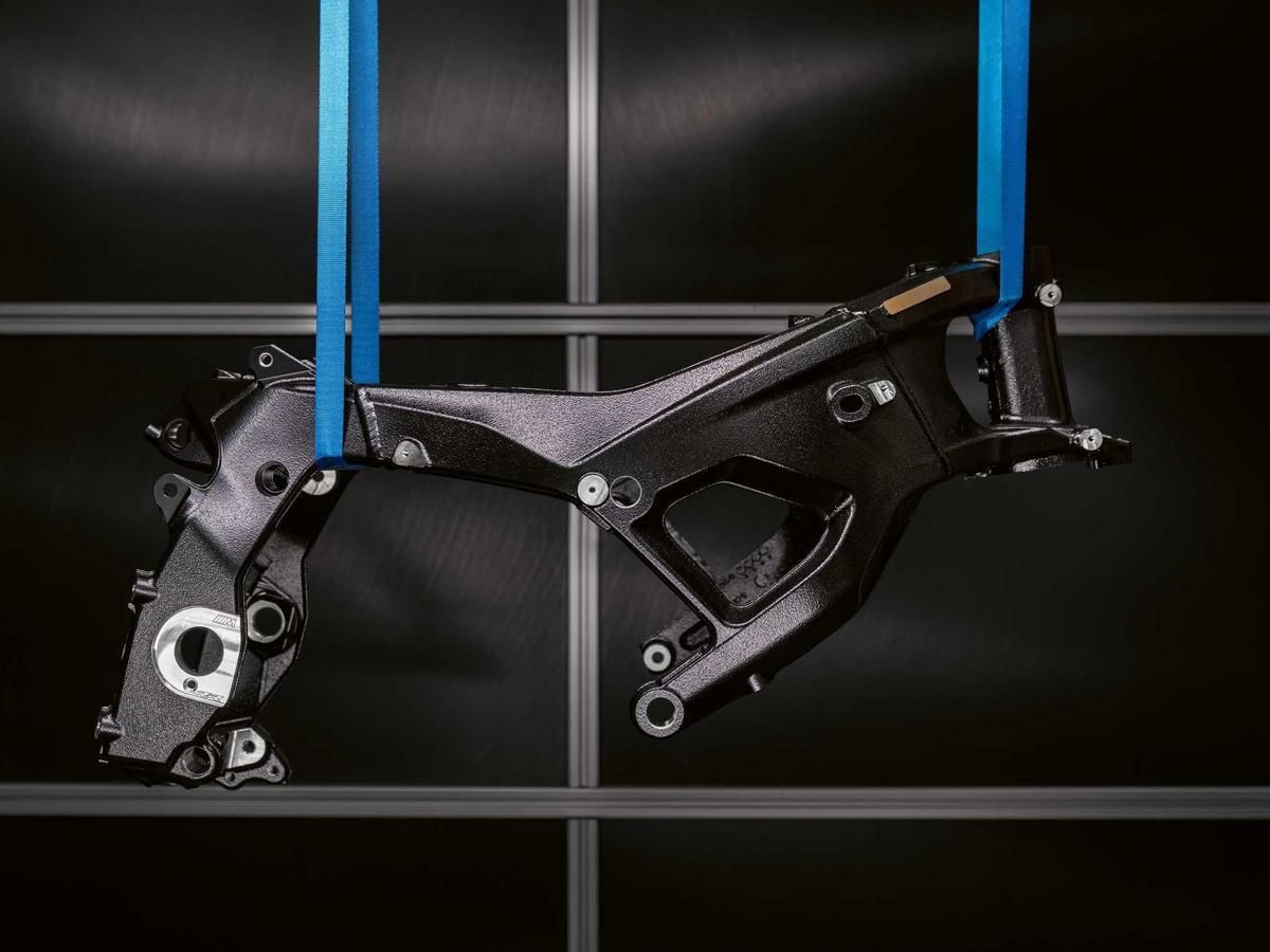 【海外新车】BMW“M 1000 RR”2027年式采用第三代M Motorsport车架｜减轻约1.3公斤×壁厚最多降低30%×慕尼黑、兰茨胡特、柏林三地制造