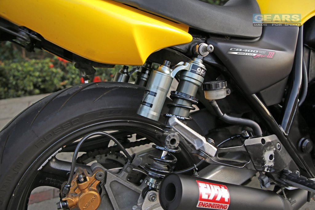 CB400SF 后避震器安装特写