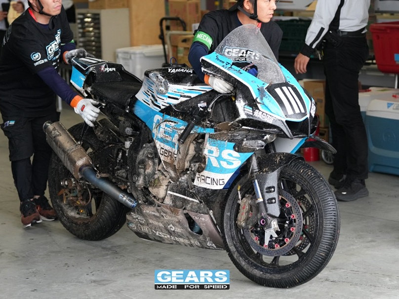 Team Matsunaga KDC × GEARS #111 赛车于维修区