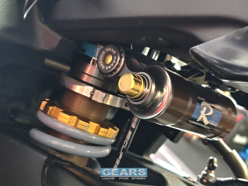 GEARS RACING 后避震器特写