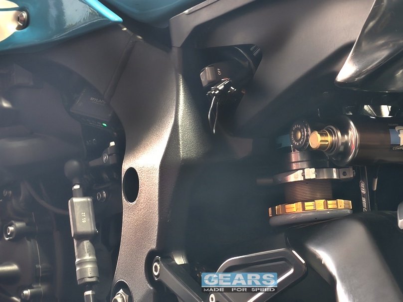 GEARS RACING 后避震器金色调整环特写