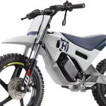 【海外新車】Husqvarna「EE 2.12 2027年式」兒童電動越野車！前輪12吋×座高2段調整×輪轂馬達1.8kW×3種騎乘模式