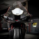 【WorldSBK】Bimota KB998 Rimini最终站换上黑金“Nero”涂装！致敬1985年名车DB1澳洲市场限定配色×车手皮衣同步客制