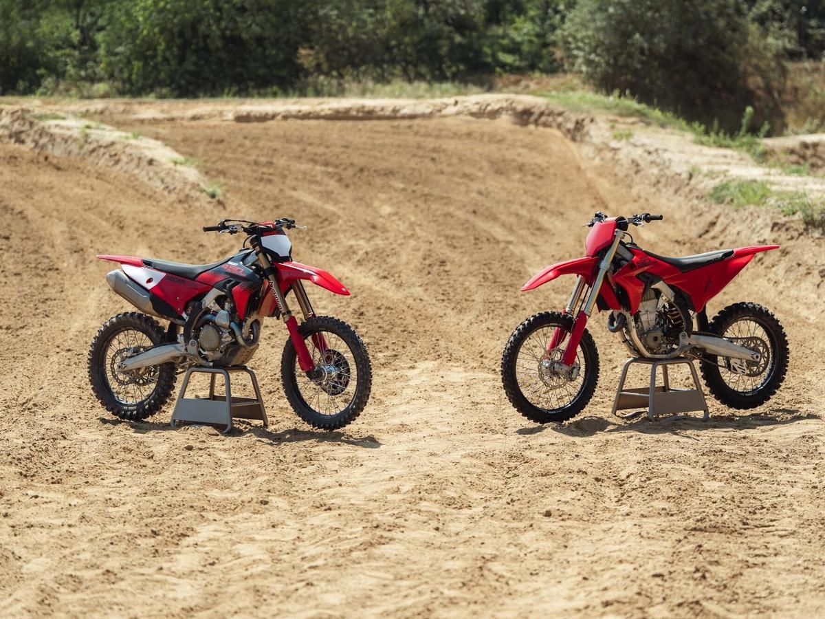 【海外新車】Ducati「Desmo450 MX/MX Factory 2027年式」發表！實戰回饋升級×預知保養系統×Akrapovič全鈦合金排氣管