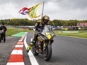 【连两年夺冠！】Suzuki GSX-8R再夺英国运动摩托车锦标赛冠军｜Asher Durham Brands Hatch最终站封王