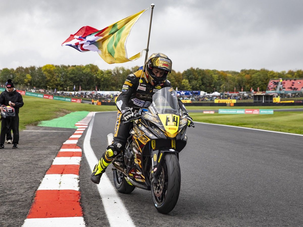 【连两年夺冠！】Suzuki GSX-8R再夺英国运动摩托车锦标赛冠军｜Asher Durham Brands Hatch最终站封王