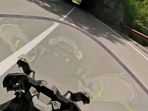 【速报】Kawasaki新车预告“Destination: Adrenaline”！四缸引擎声浪×大型风镜×冒险跨界构成×“VERSYS 900”登场在即？
