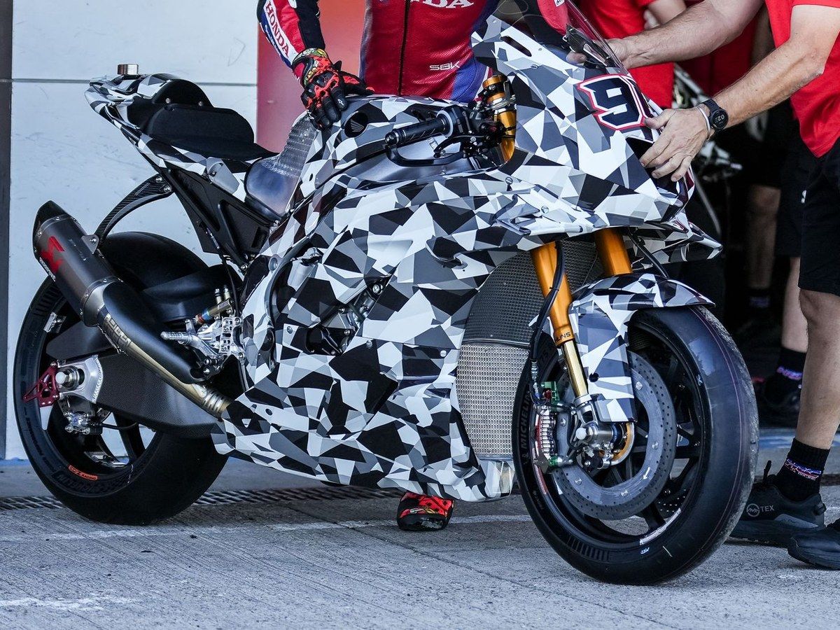 【新型 CBR1000RR-RR！？】Honda WorldSBK赫雷斯测试 迷彩新车登场×大型定风翼×双层尾壳×Brembo煞车×Michelin轮胎×Somkiat Chantra测试最速1分38秒703