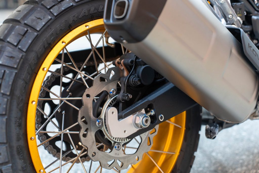 金色無內胎鋼絲輪圈搭配 Pirelli Scorpion Rally 越野胎。