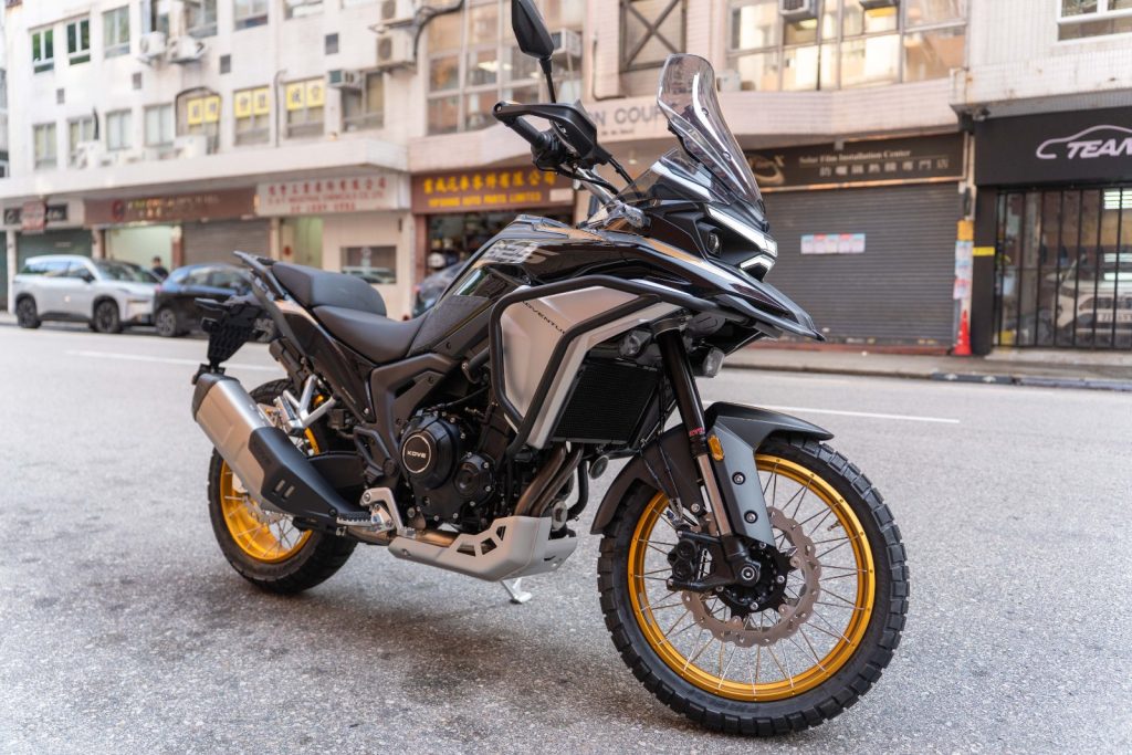 KOVE 625X 實車全景,電子避震版座高 795–820mm。