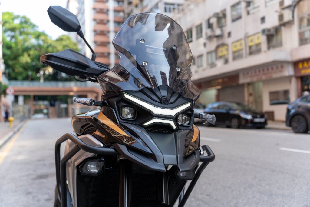 鳥嘴造型車頭配雙 LED 投射大燈與飛翼型日行燈,正中央為原廠前置行車記錄鏡頭。