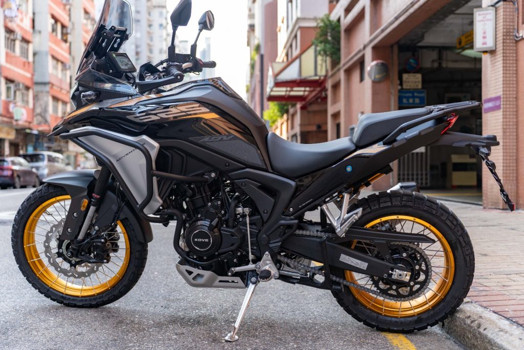 KOVE 625X 實車側面,金色鋼絲輪圈配黑色車身,拉力探險味道十足。