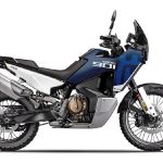 【EICMA 2026】Husqvarna「Norden 901」2027年式金屬藍新色登場！889cc並列雙缸105PS×WP APEX可調式懸吊，北美售價15,349美元