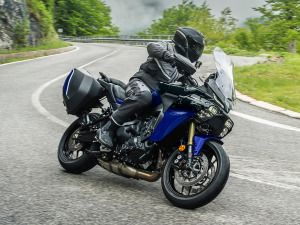 【海外新車】2027年式Yamaha TRACER 9系列歐洲發表｜GT+新色銀河藍×性能銀、GT陶瓷灰、標準版動力藍 德國GT+ 1萬9319歐元