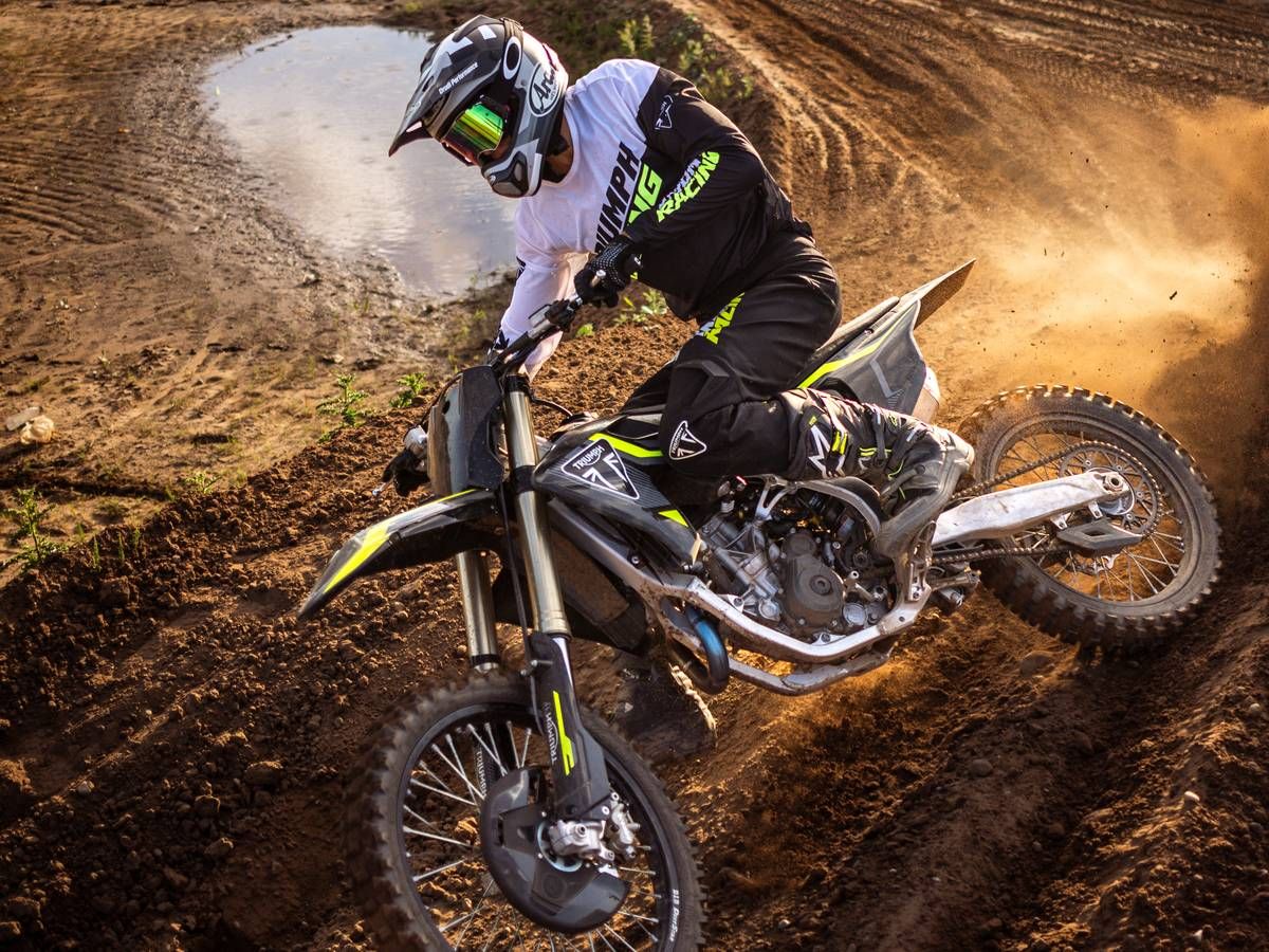 【海外新車】Triumph「TF 250-X 2027年式」全黑登場！MX2世界冠軍技術反饋×48PS×KYB懸吊新設定×售價8,395英鎊