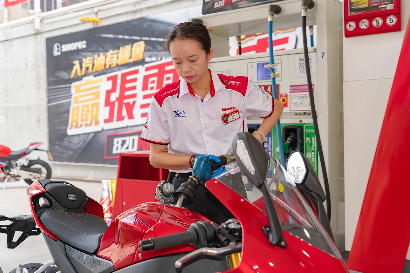中石化油站職員為張雪機車 820RR 入油