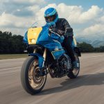 【海外新車】2027 Yamaha XSR900 GP新色傳奇藍歐洲發表｜致敬Christian Sarron Gauloises塗裝×銀色車架×金色輪框