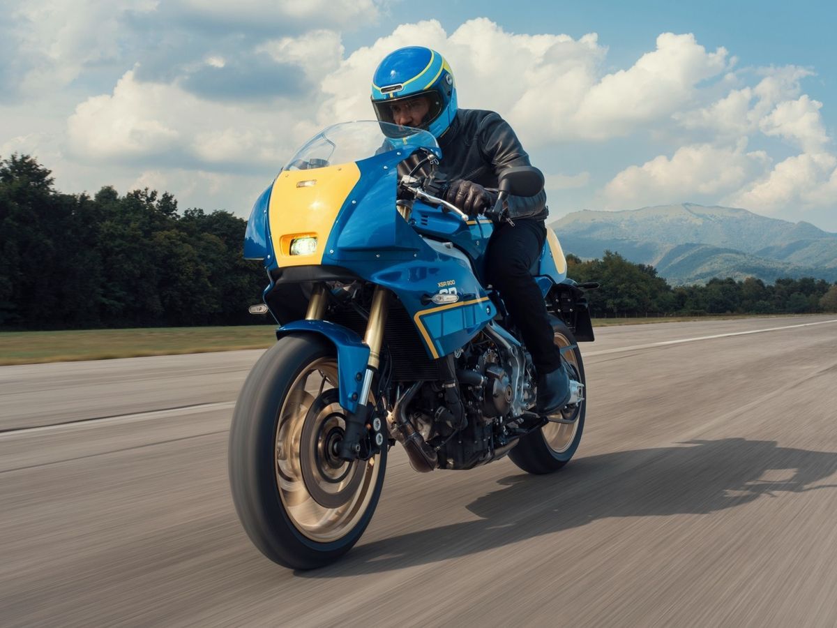 【海外新车】2027 Yamaha XSR900 GP新色传奇蓝欧洲发表｜致敬Christian Sarron Gauloises涂装×银色车架×金色轮框
