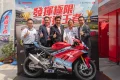 林怀广、萧锦滔与嘉宾在联乘版 820RR 旁合照
